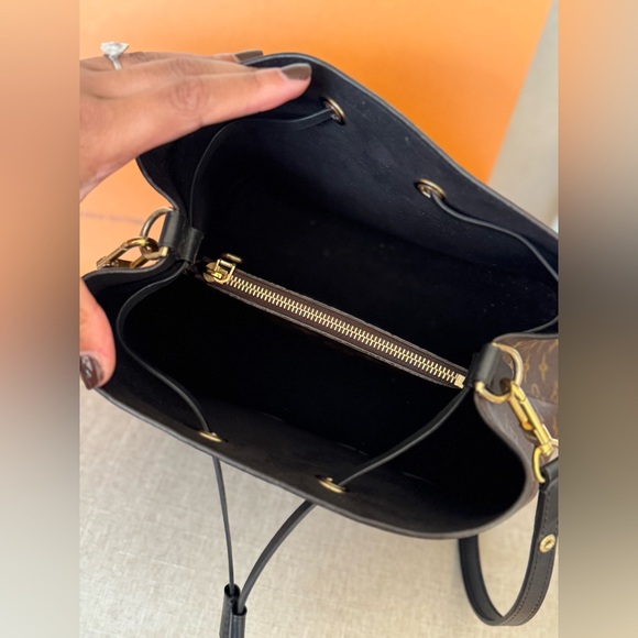 Louis Vuitton | NéoNoé MM Bucket Bag in Monogram - Picture 10 of 16